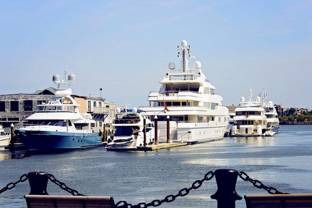 Petit port pour bateaux et yachts à Boston