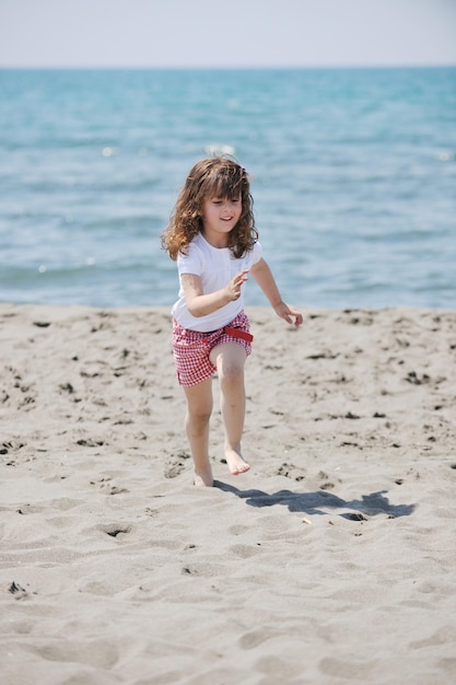 petit portrait d'enfant de sexe féminin sur la belle plage