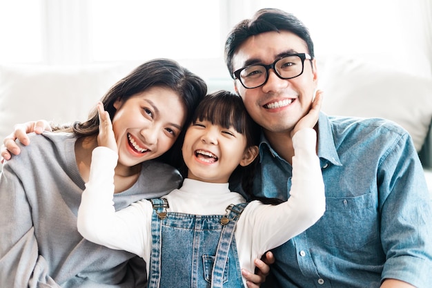 petit portrait de famille asiatique à la maison