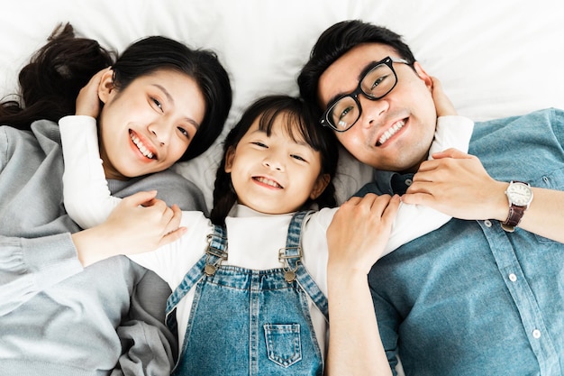 petit portrait de famille asiatique à la maison