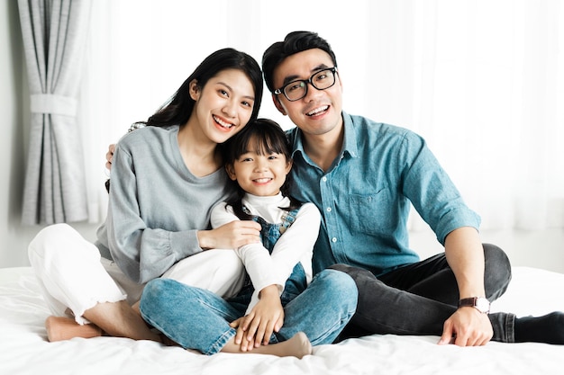 petit portrait de famille asiatique à la maison