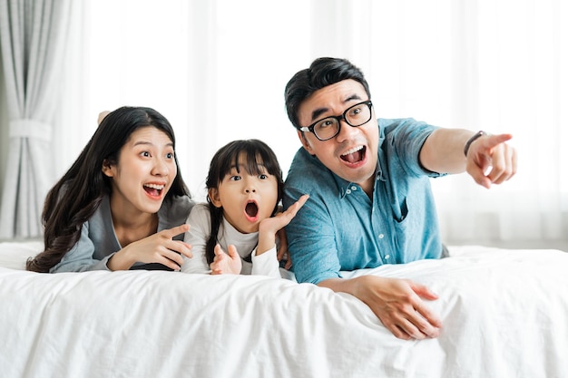 petit portrait de famille asiatique à la maison