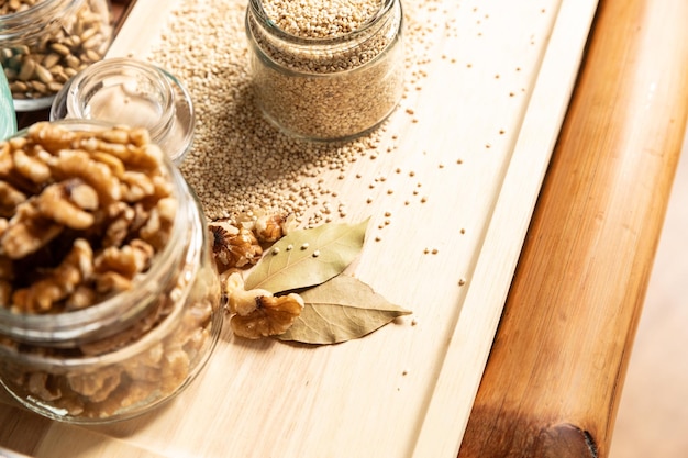 Petit pot avec du quinoa sur une table rustique vue de dessus des aliments sains et des collations