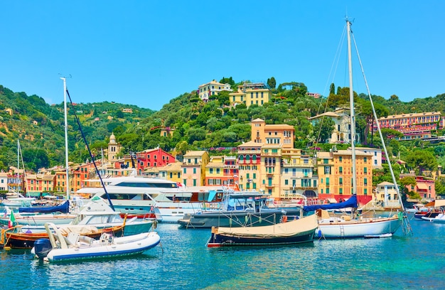 Petit potr avec yachts et bateaux à Portofino, Italie