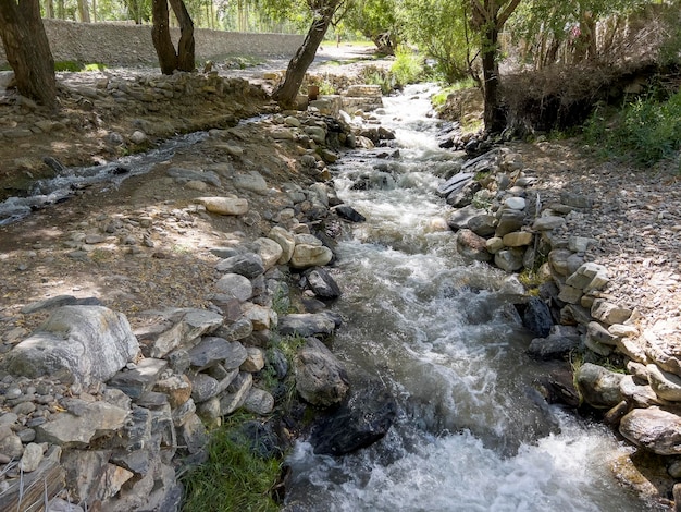 Un petit ruisseau dans un village du Pamir