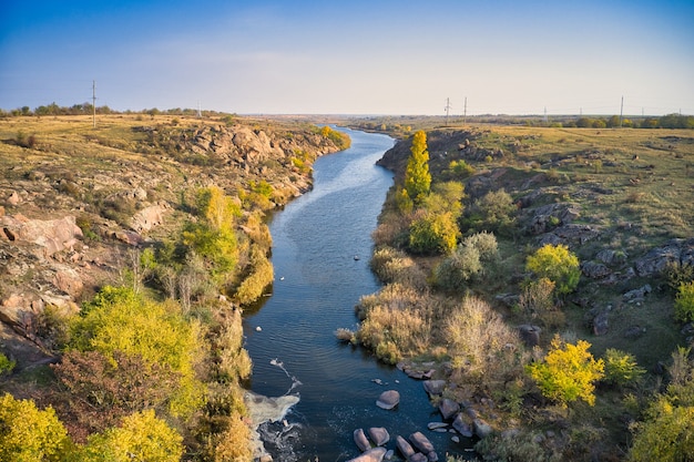 Photo un petit ruisseau rapide kamenka dans le désert dans la lumière du soir en ukraine.