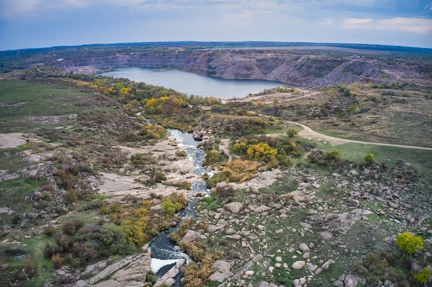 Un petit ruisseau rapide Kamenka dans le désert dans la lumière du soir en Ukraine