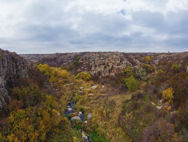 Petit ruisseau rapide kamenka dans la lumière du soir en ukraine