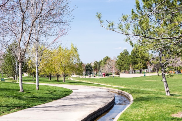 Petit ruisseau et sentier dans parc urbain.