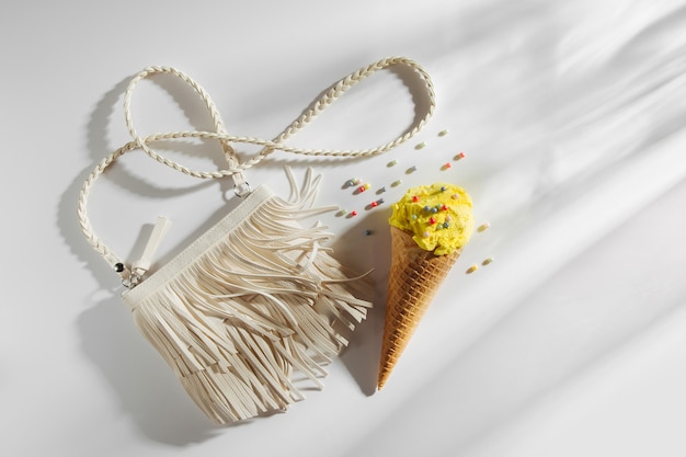 Petit sac blanc avec frange et glace. Concept de vacances d'été.