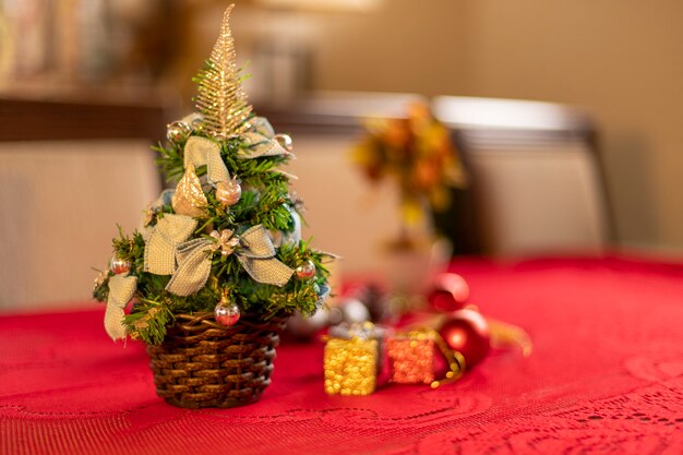 Petit sapin de Noël avec arrière-plan flou