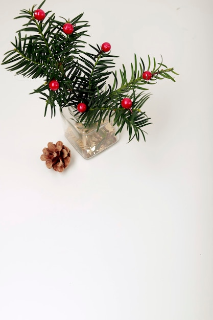 Petit sapin de noël sur un bureau blanc avec espace d'écriture