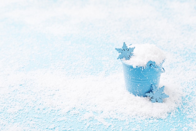 Petit seau bleu de l'espace de copie de neige Concept de vacances d'hiver.