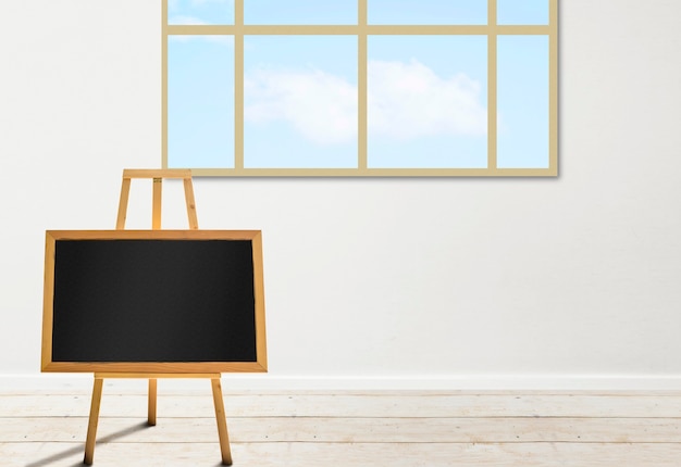 Petit tableau sur un chevalet en bois dans la salle de classe. Tableau vide pour l'espace de copie