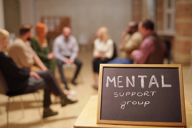 Photo petit tableau disant au sujet du groupe de soutien mental contre les patients