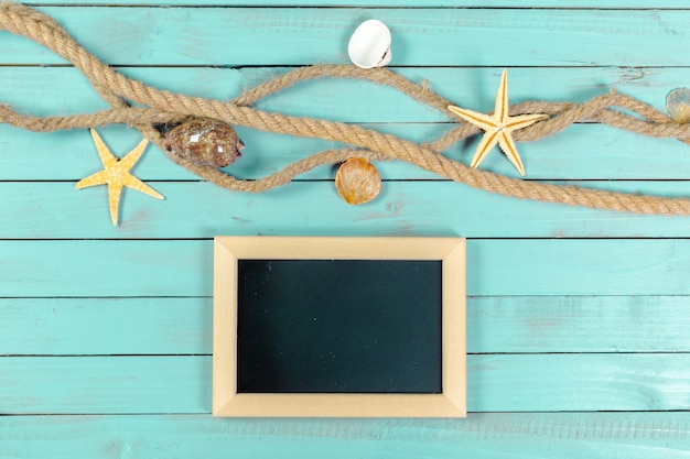 Petit tableau noir en bois encadré pour votre conception