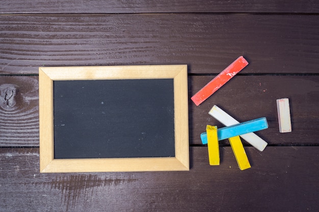 Petit tableau noir avec des craies colorées