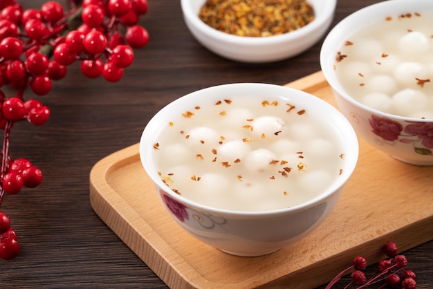 Petit tangyuan blanc au miel d'osmanthus sucré et soupe au sirop