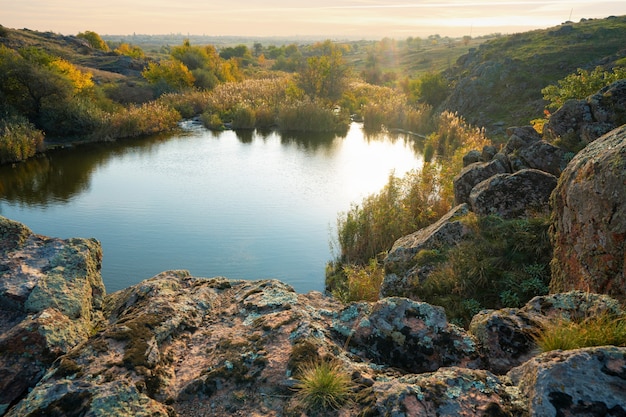 Un petit tas de pierres dans un champ vert-jaune sur fond de ciel dans la belle Ukraine