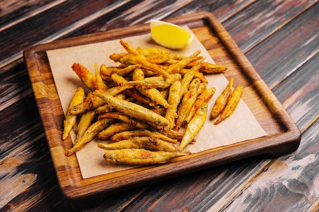 Petit tas de poisson salé séché sur papier froissé