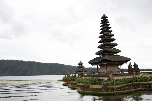 Photo un petit temple avec une pagode au sommet