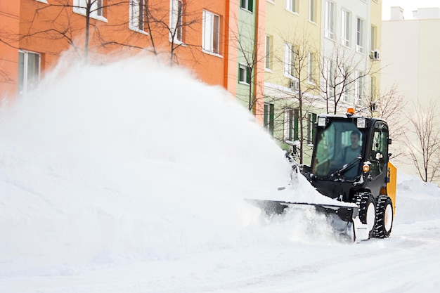 petit tracteur nettoie la neige de la rue