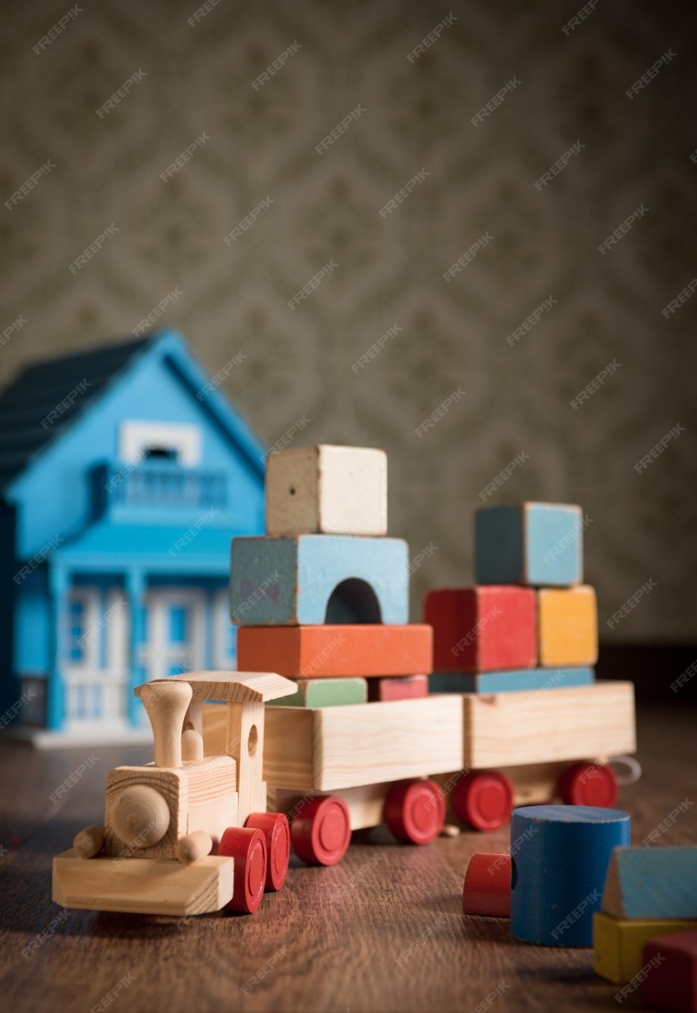 Petit Train En Bois Et Maison De Poupée