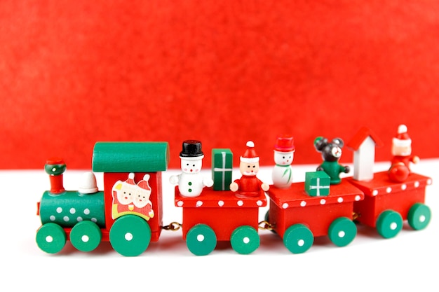 Petit train jouet avec figurines de Noël