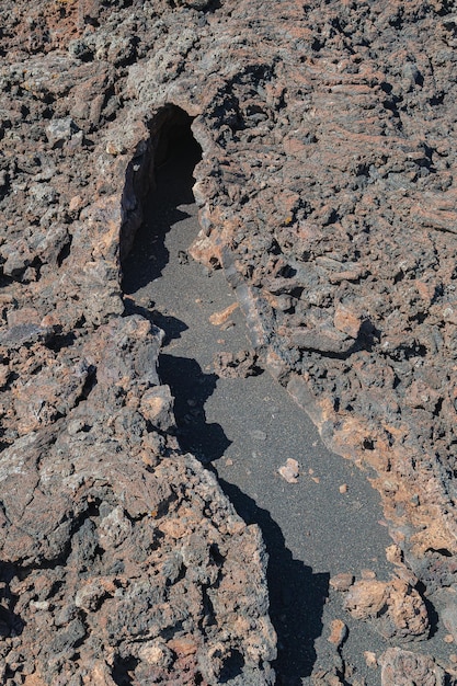 Photo petit tube de lave effondré dans l'île d'el hierro îles canaries