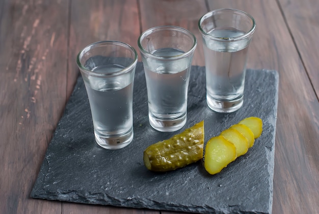 Petit verre avec vodka russe et concombre salé