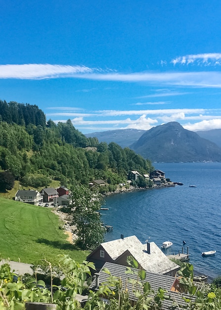 Un petit village au pied d'une montagne au bord d'un lac je