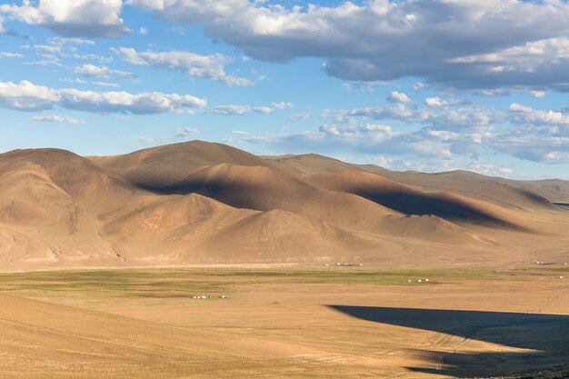 Photo petit village de camp de yourtes nomades dans la steppe mongole au parc national de terelj
