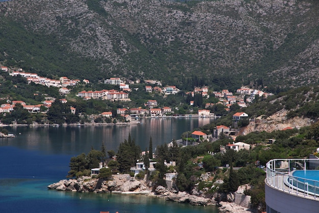 Le petit village sur la côte de la mer Adriatique, Croatie