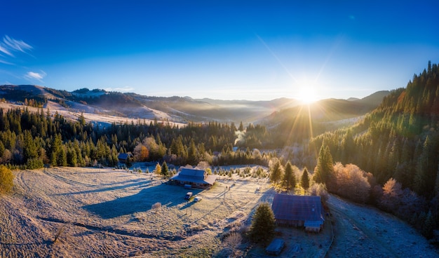 Petit village dans la belle vallée de montagne des Carpates en Ukraine