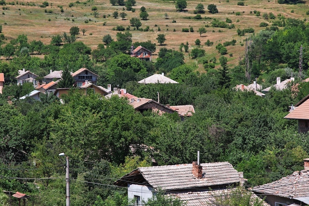 Photo le petit village dans les montagnes de bulgarie