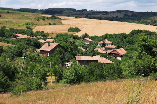 Le petit village dans les montagnes de Bulgarie