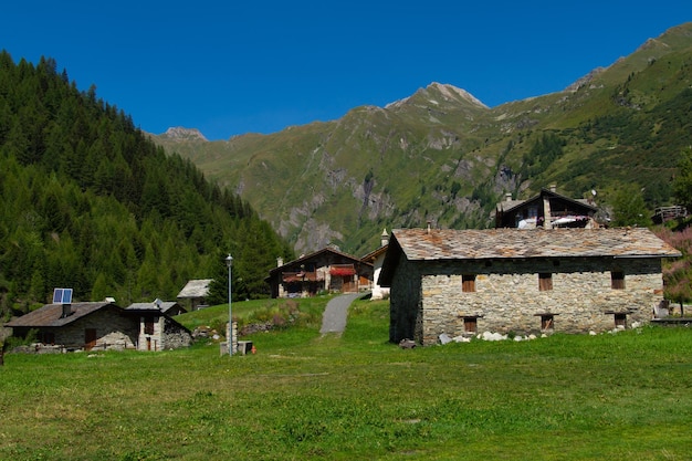 Un petit village dans les montagnes avec une montagne en arrière-plan