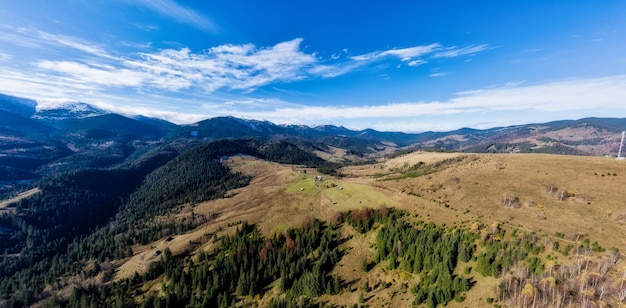 Petit village dans une vallée de montagne des Carpates un jour d'automne en Ukraine dans le village de Dzembronya. Tir de drone panoramique aérien