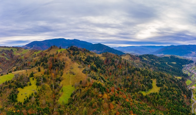 Petit village dans une vallée de montagne des Carpates un jour d'automne en Ukraine dans le village de Dzembronya.