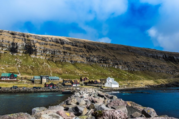 Le petit village est situé sur la côte.