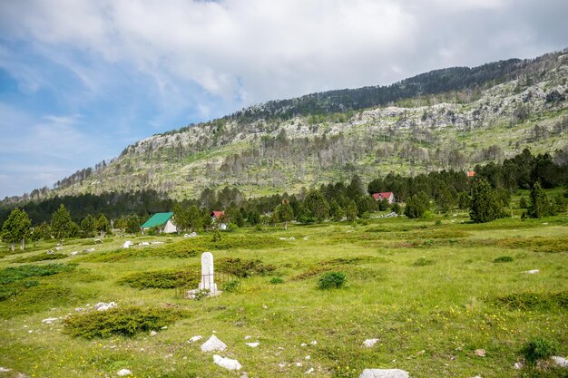 Un petit village est situé parmi de nombreuses collines et montagnes