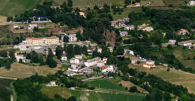 Un petit village de montagne vu d'en haut