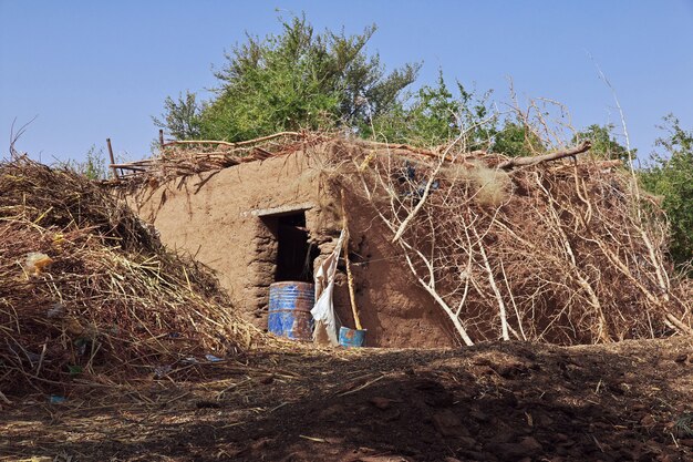 Le petit village sur le Nil au Soudan