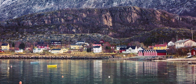 Petit village de pêcheurs au pied de la montagne avec ses maisons scandinaves traditionnelles.