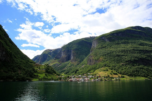 Le petit village sur Sognefjord, Norvège