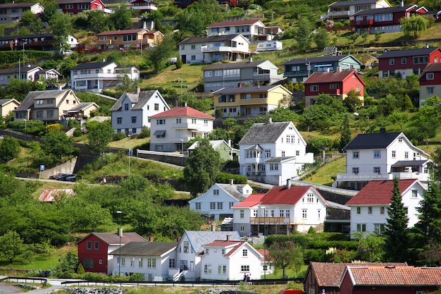 Photo le petit village sur sognefjord, norvège