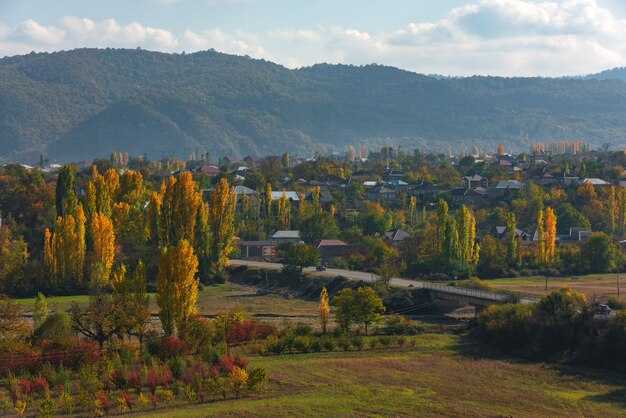 Petit village en zone montagneuse à la saison d'automne