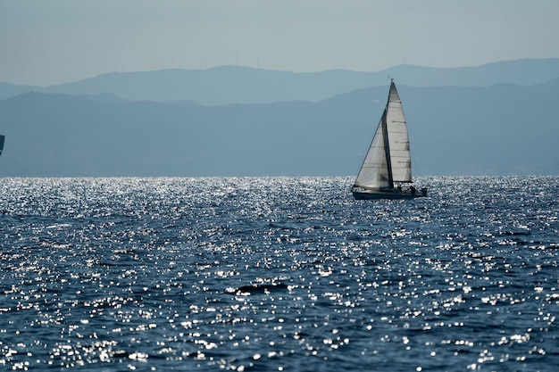 Petit voilier sur la mer d'un bleu profond