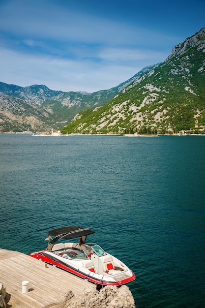 Un petit yacht amarré sur le rivage de la célèbre baie de Kotor