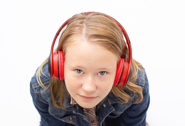 Petite adolescente mignonne dans un casque orange